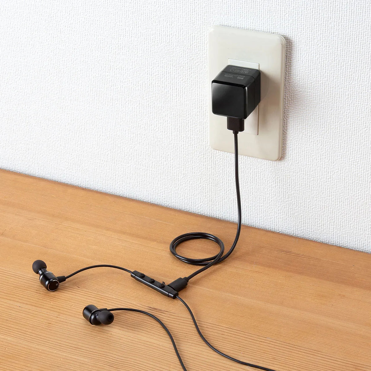 キューブ型USB充電器（1A・高耐久タイプ・ブラック） ACA-IP70BK