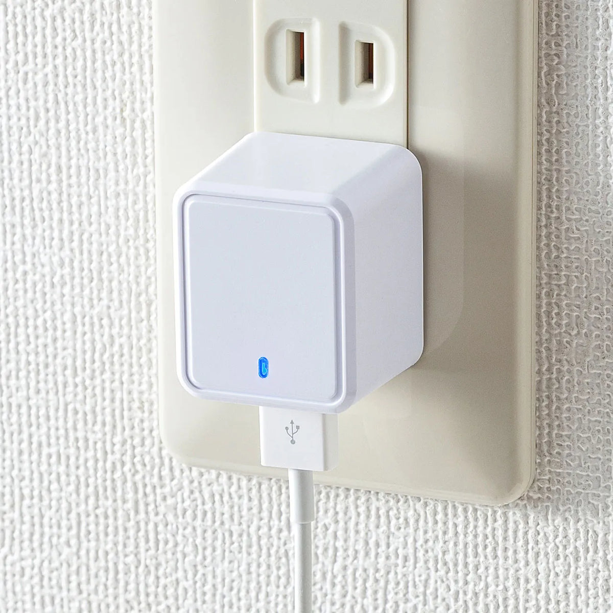 キューブ型USB充電器（2.4A・ホワイト） ACA-IP79W