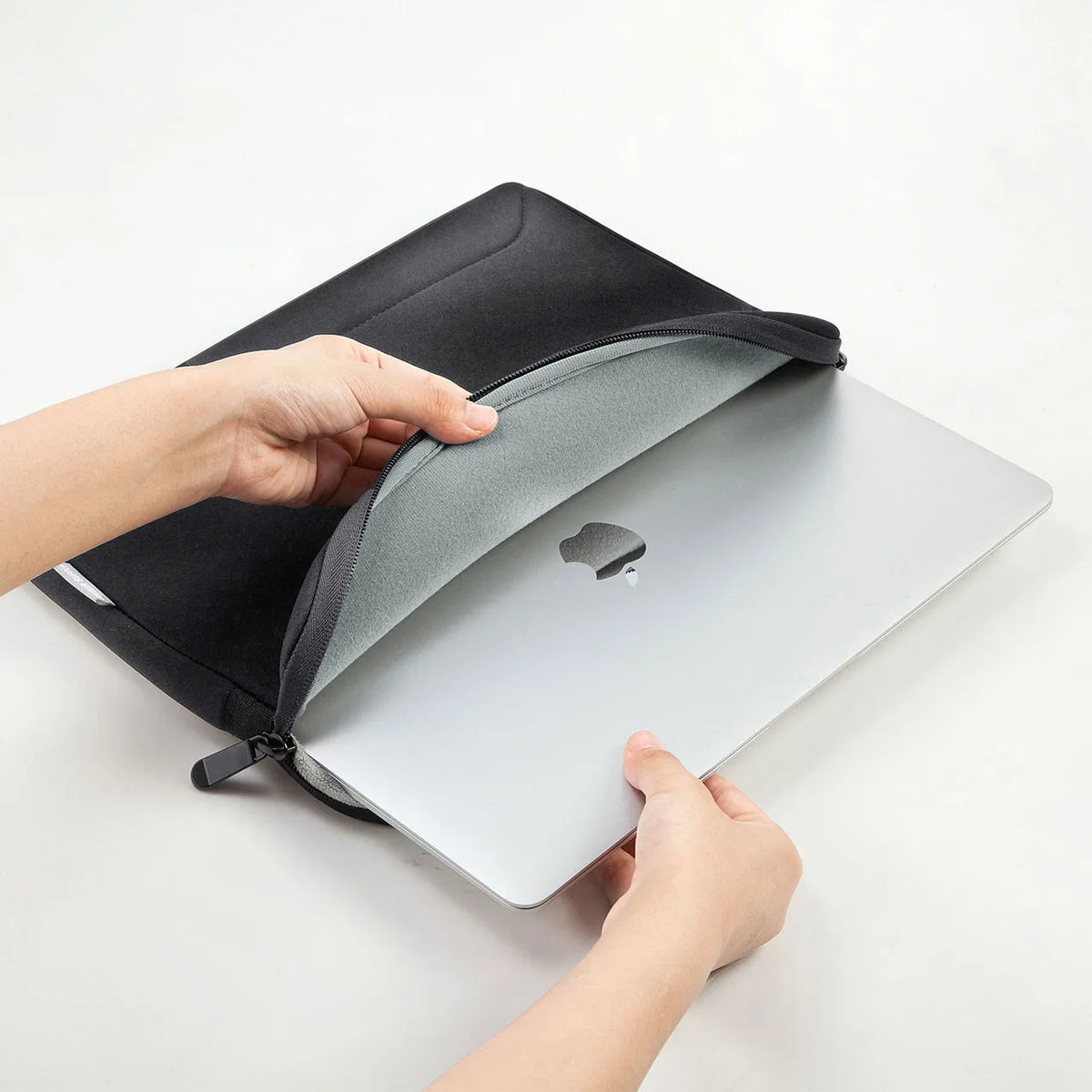 Shock-absorbing inner case for MacBook IN-MACFA13BK