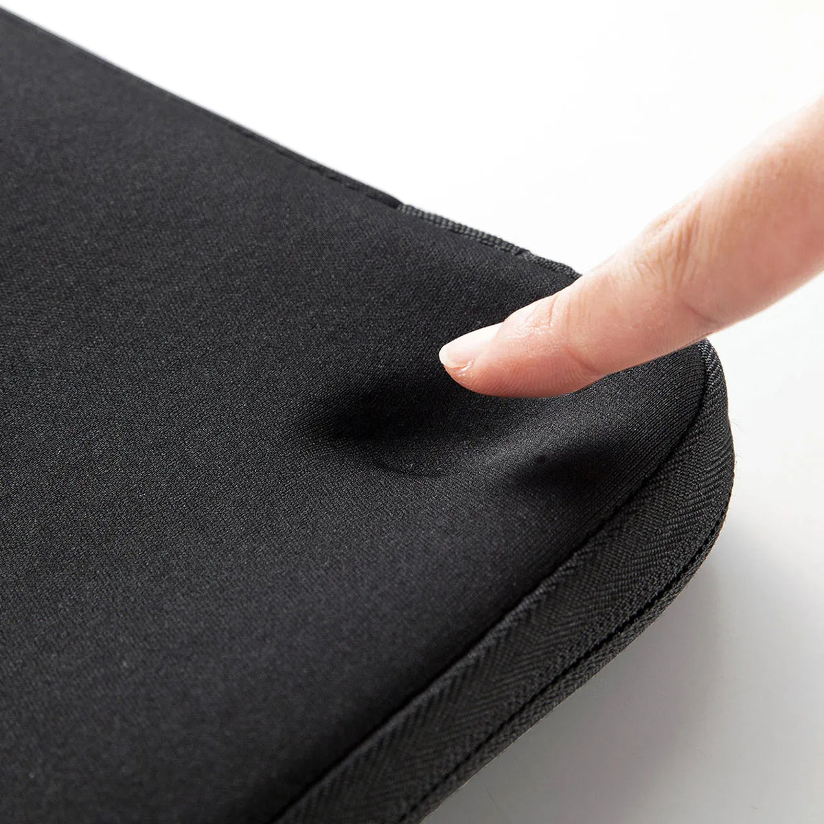 Shock-absorbing inner case for MacBook IN-MACFA13BK
