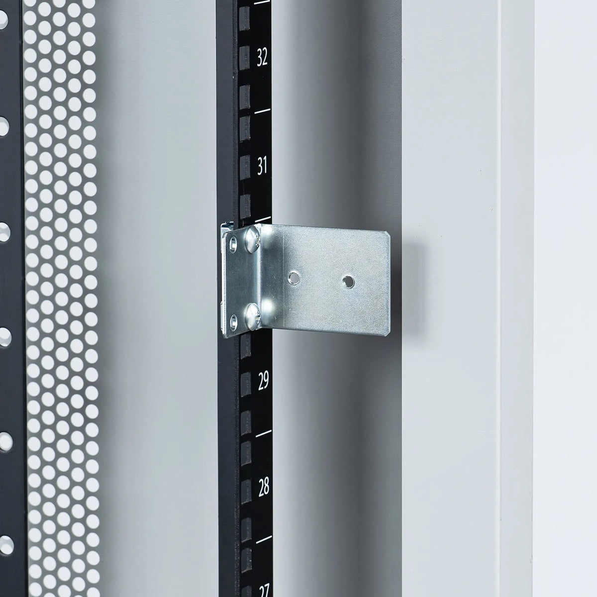 TAP-SVSET - Dedicated mounting bracket for 19-inch server rack outlets
