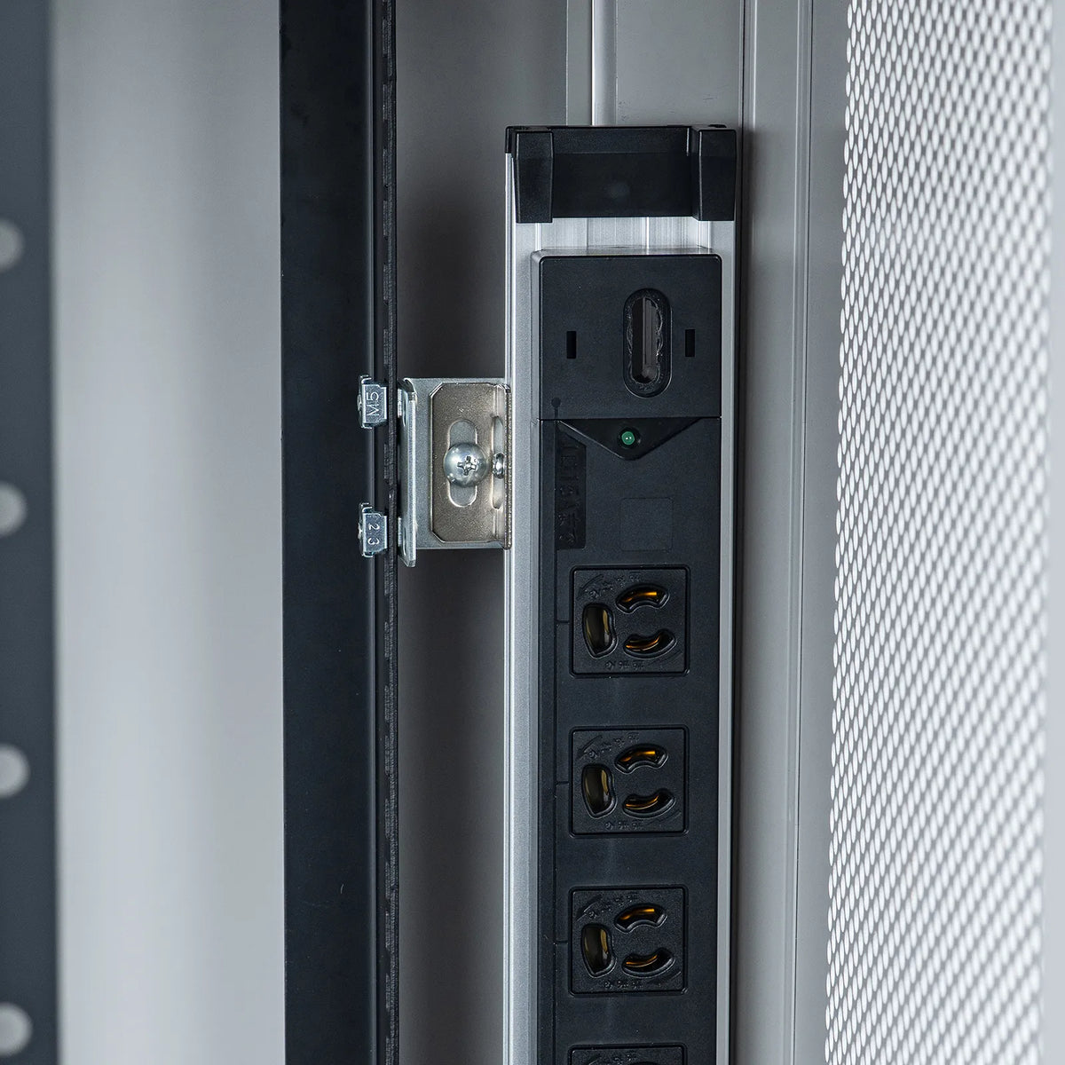TAP-SVSET - Dedicated mounting bracket for 19-inch server rack outlets